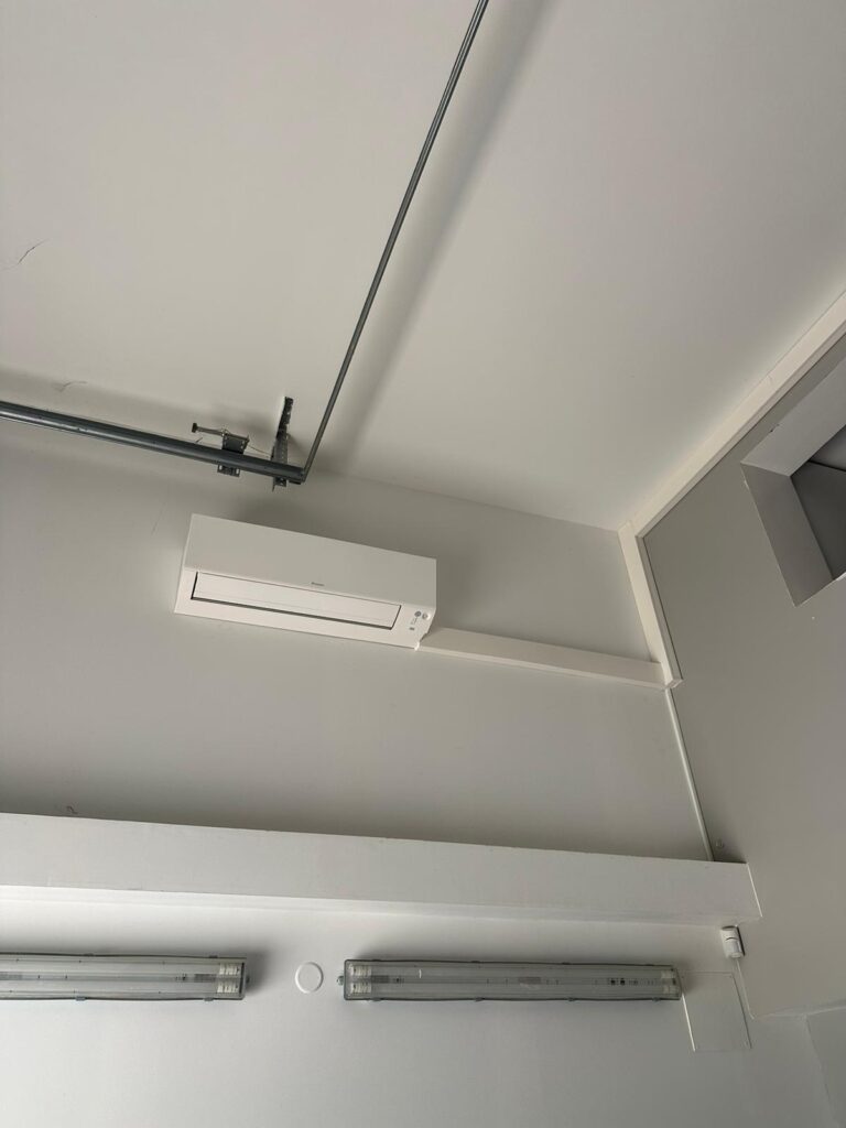 Installation d'une Climatisation DAIKIN 7,2kw perfera à Languedoc Outillage